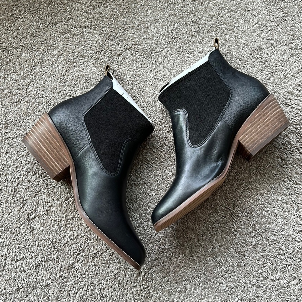 NWT - Crown Vintage Booties